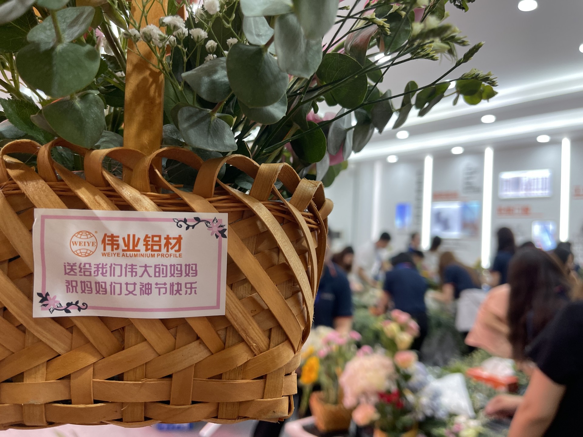 F6福鹿会铝材 | 送她小花花，，，，，把爱给妈妈